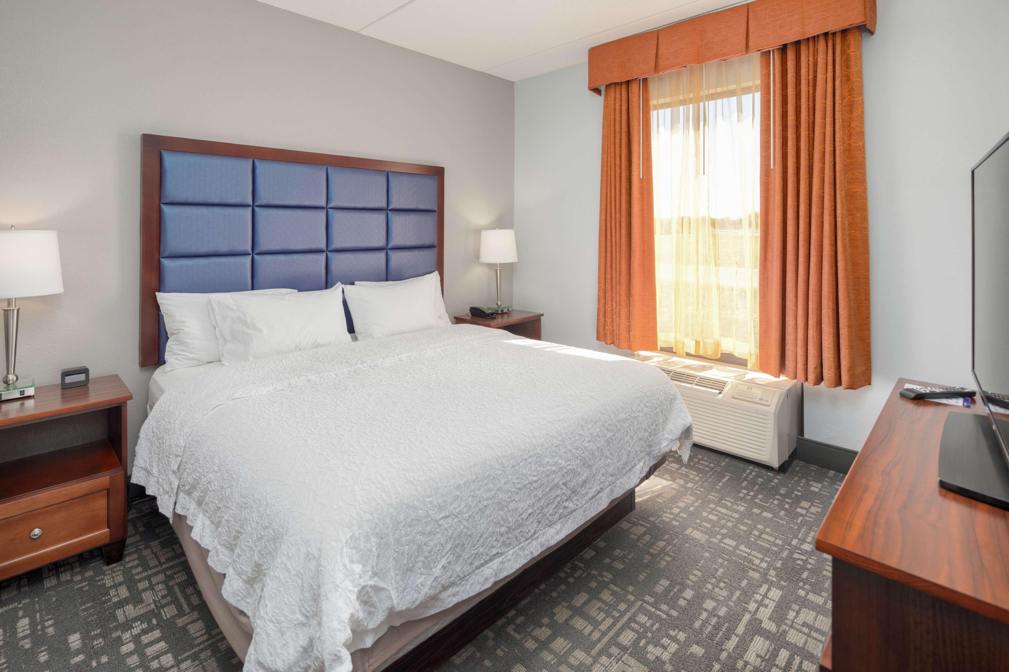 Hampton Inn Louisville Northeast Exteriör bild