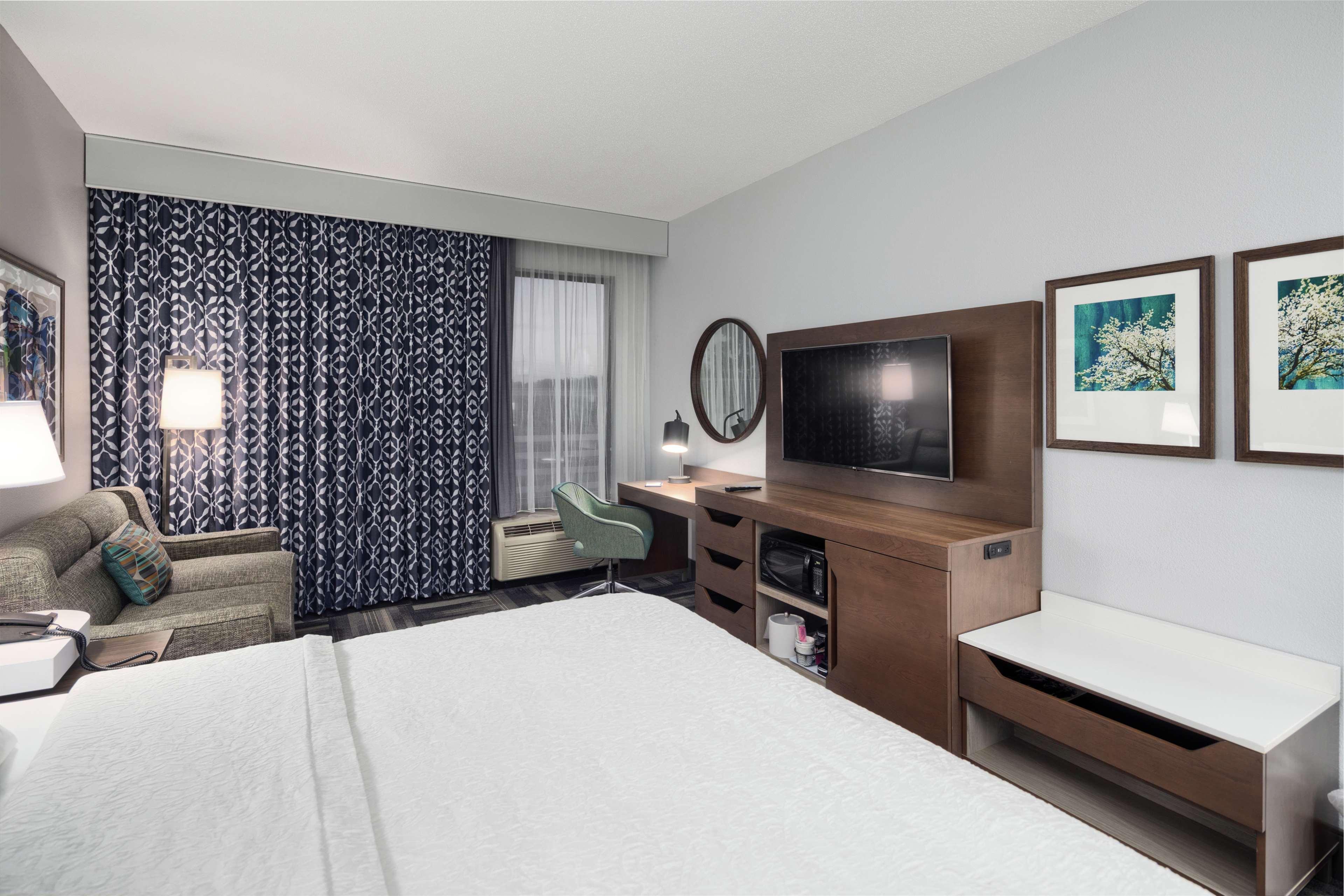 Hampton Inn Louisville Northeast Exteriör bild