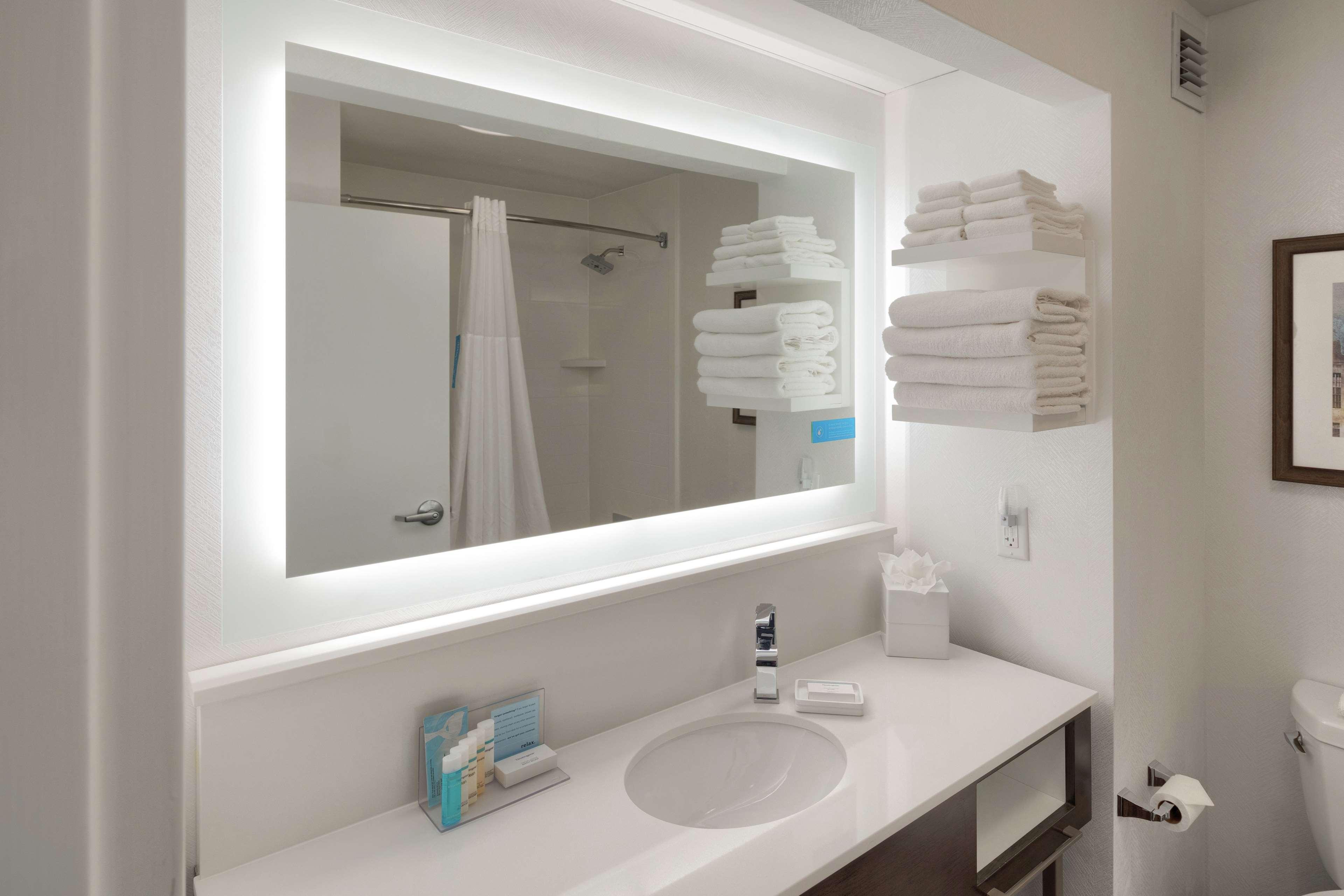 Hampton Inn Louisville Northeast Exteriör bild
