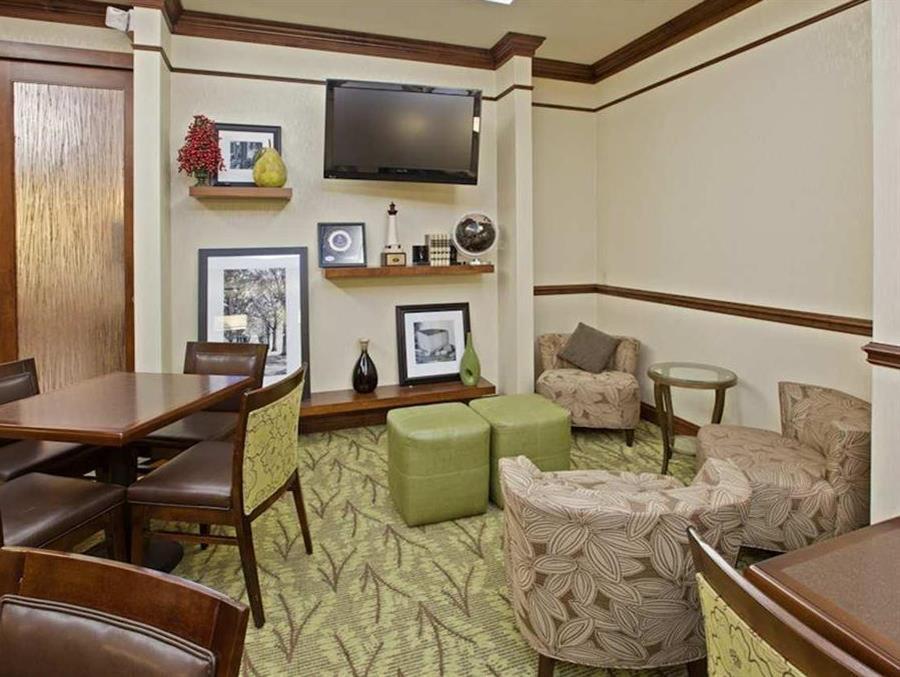 Hampton Inn Louisville Northeast Exteriör bild