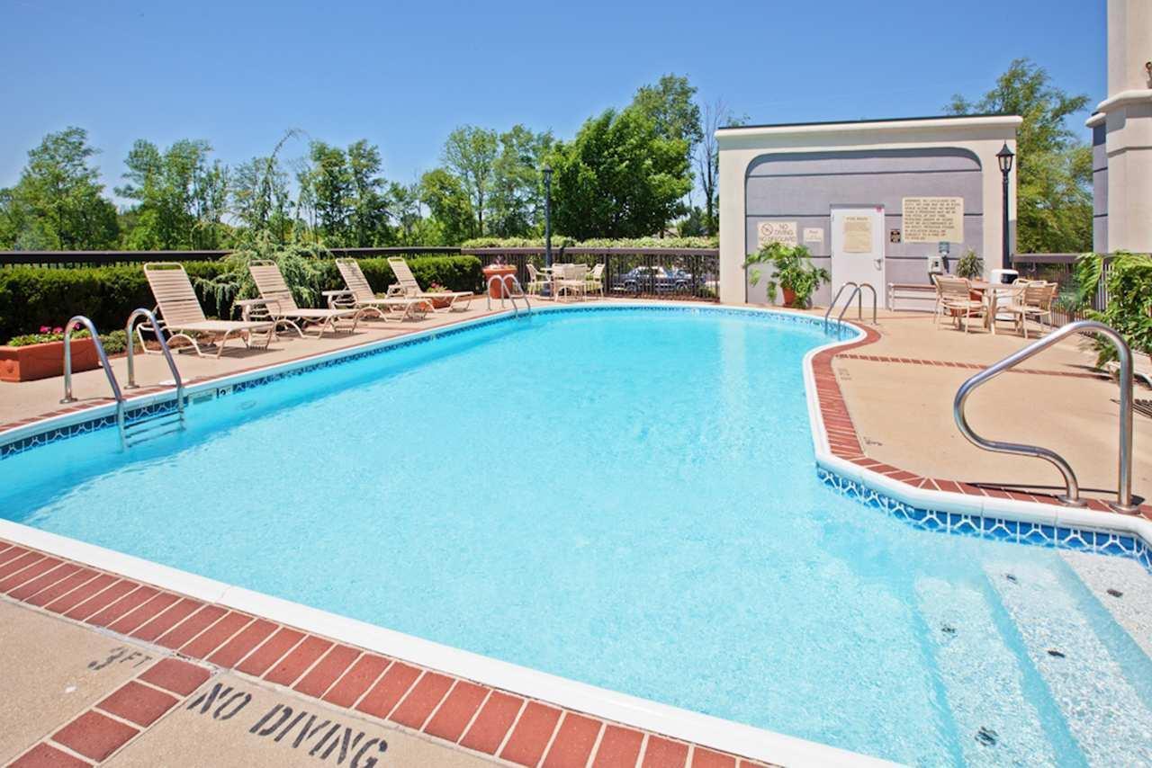 Hampton Inn Louisville Northeast Exteriör bild