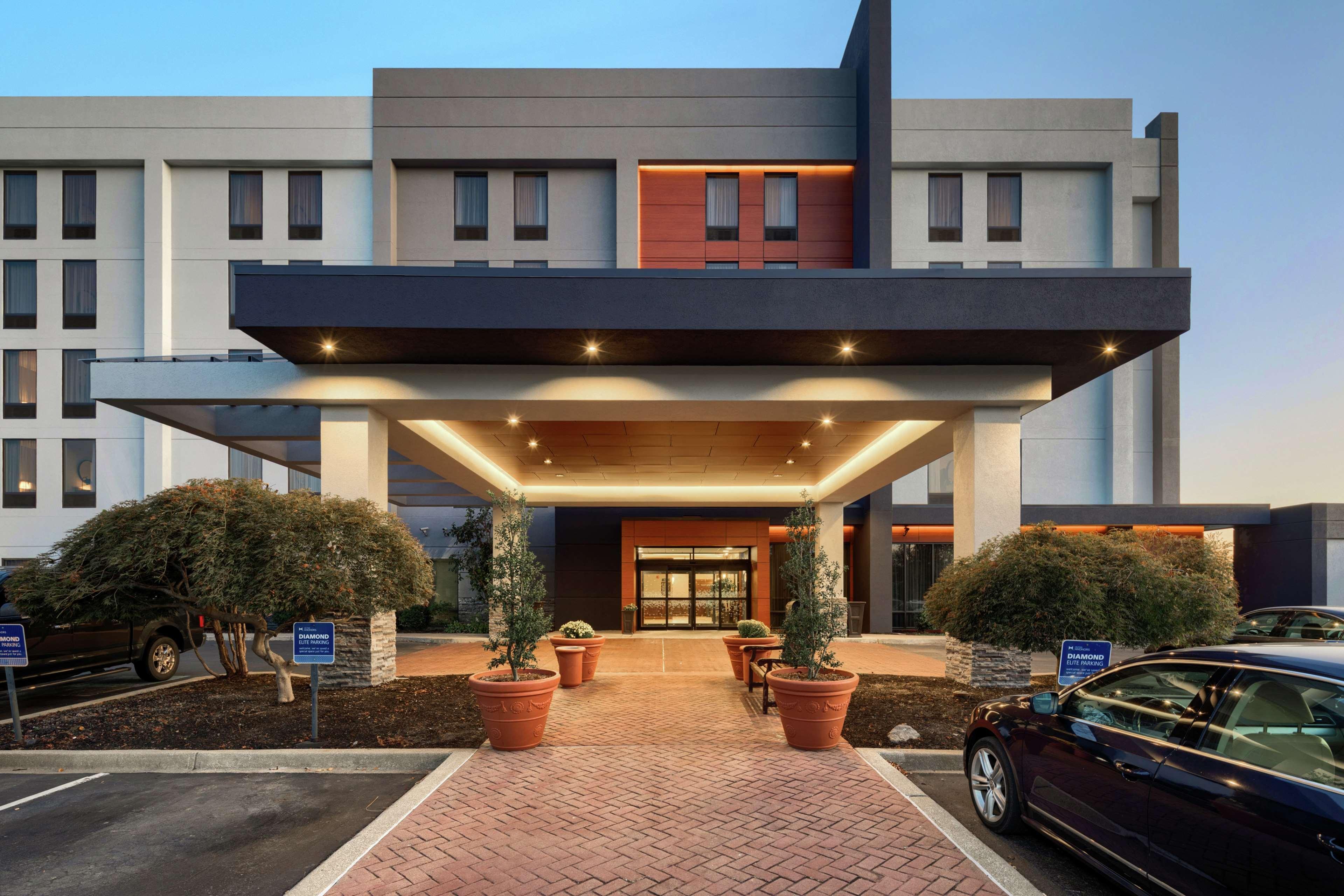 Hampton Inn Louisville Northeast Exteriör bild