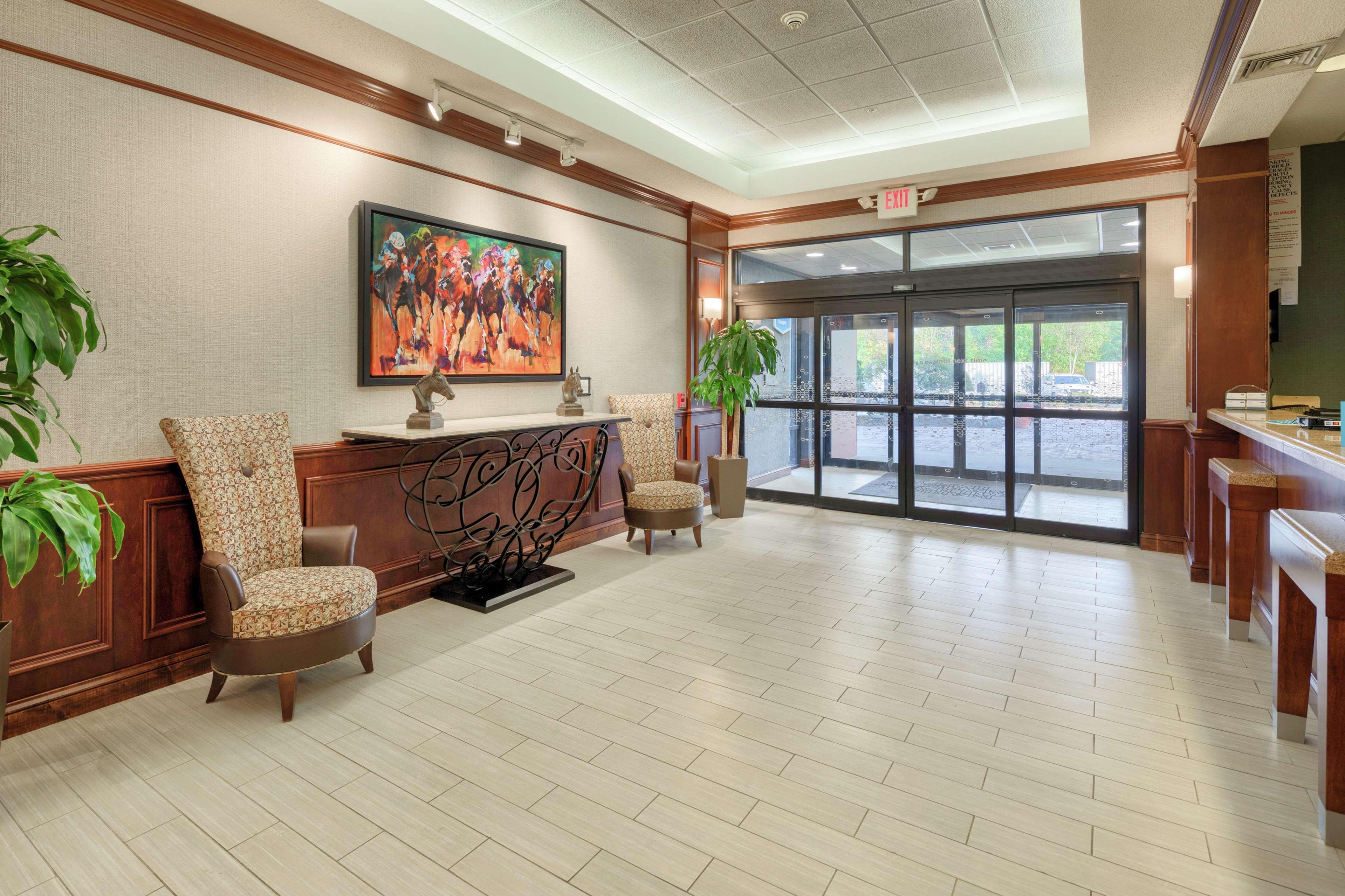 Hampton Inn Louisville Northeast Exteriör bild