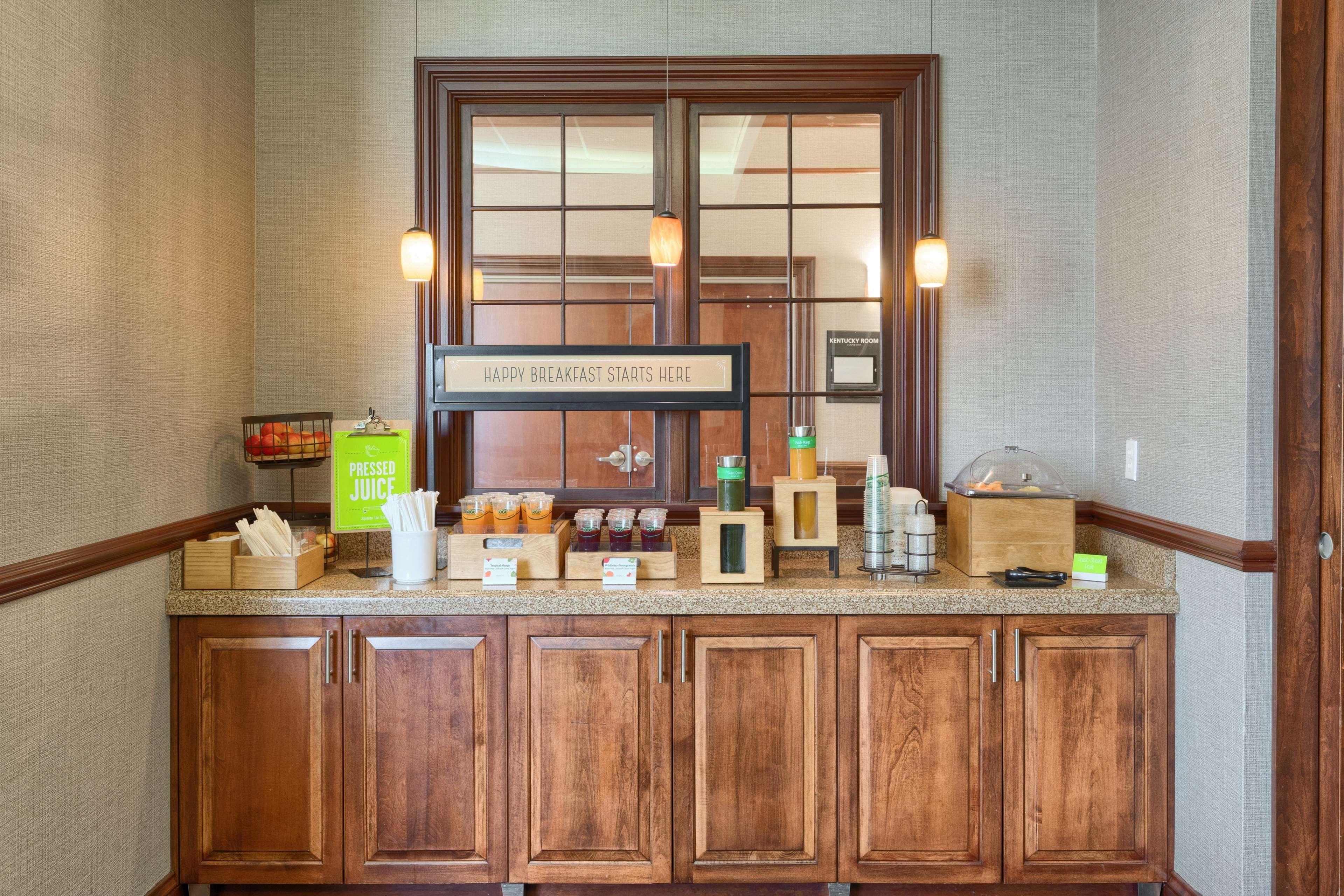 Hampton Inn Louisville Northeast Exteriör bild