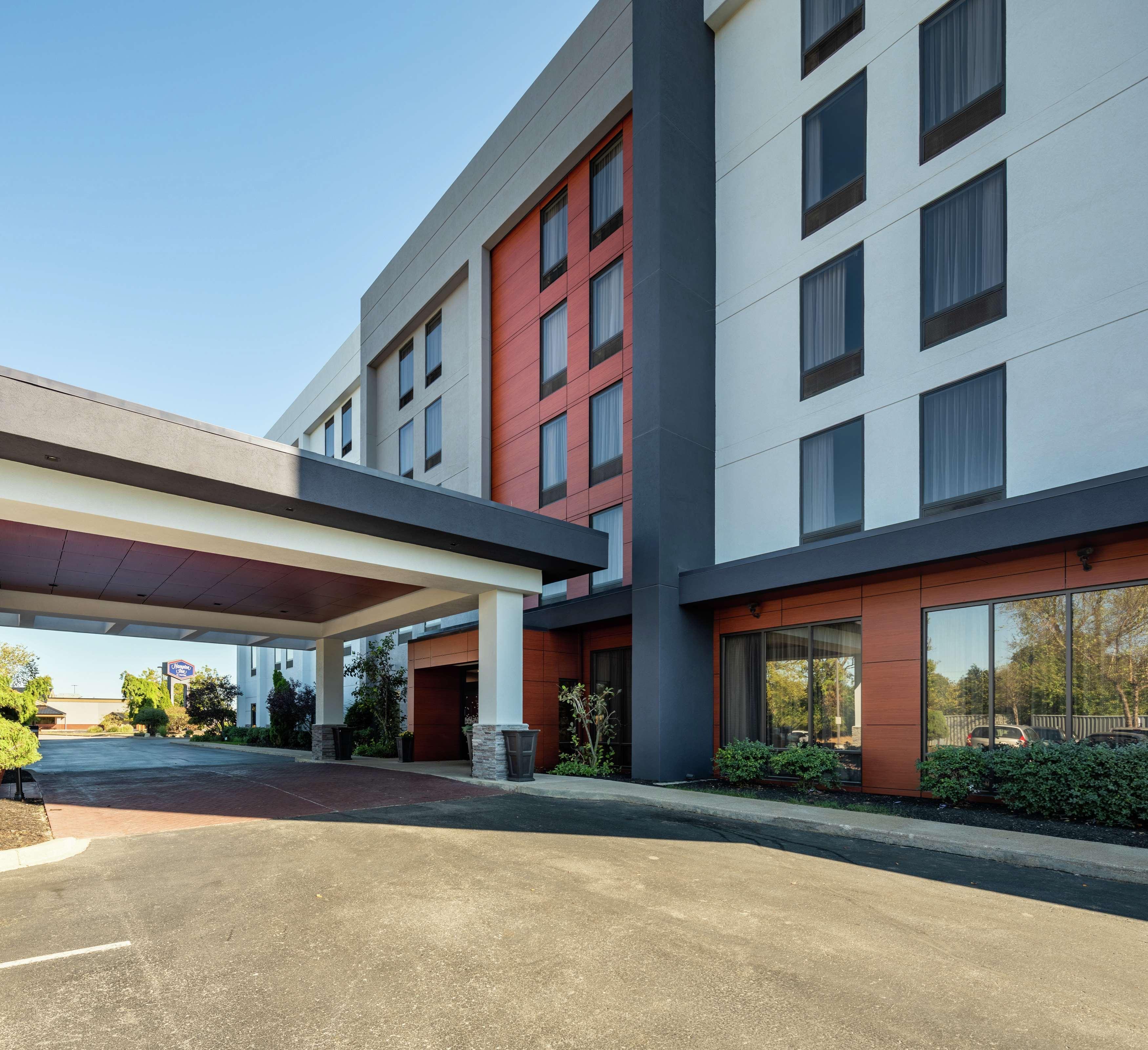 Hampton Inn Louisville Northeast Exteriör bild