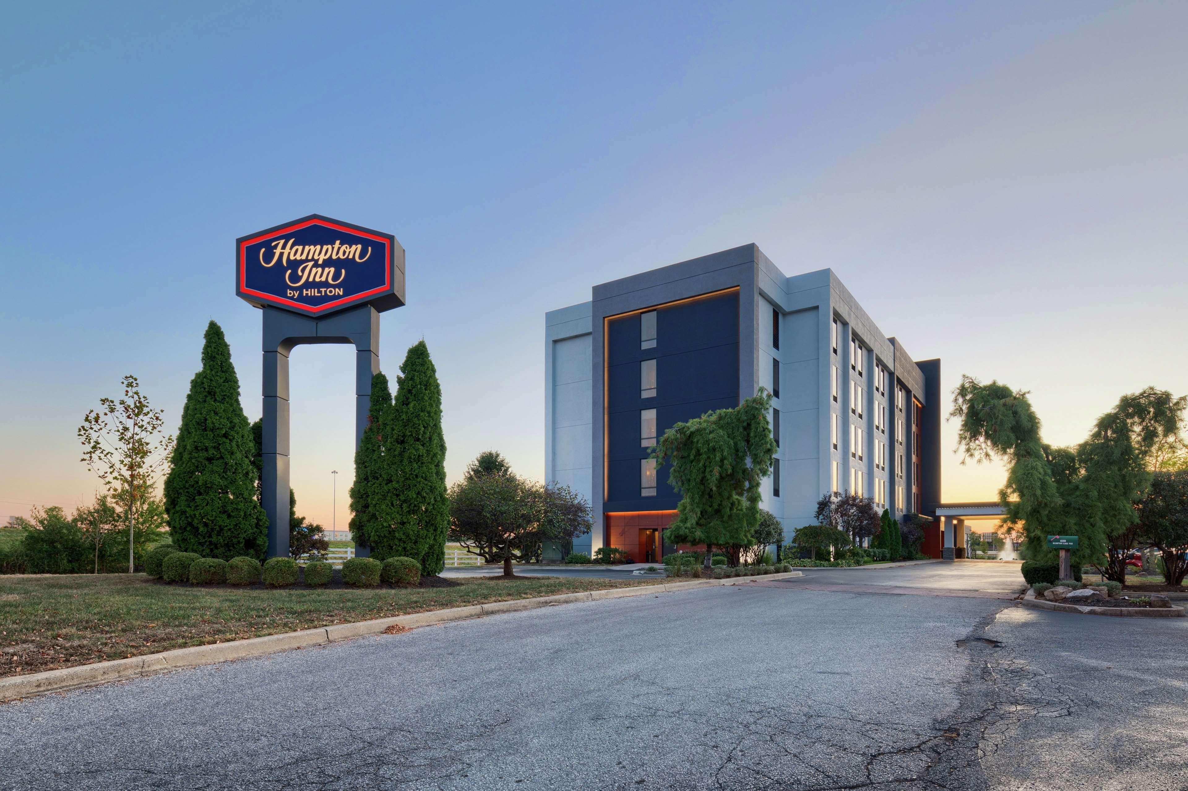 Hampton Inn Louisville Northeast Exteriör bild