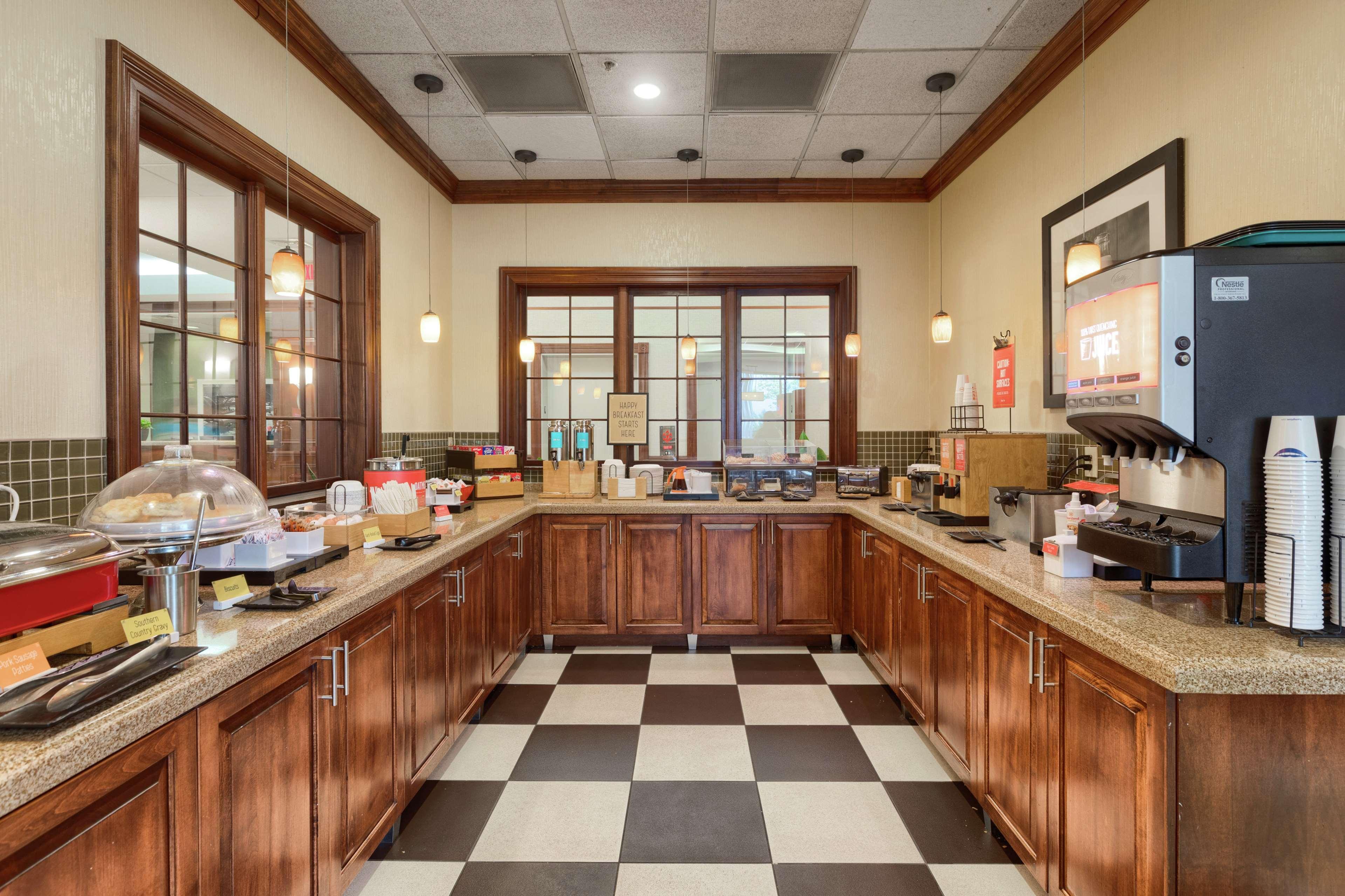Hampton Inn Louisville Northeast Exteriör bild