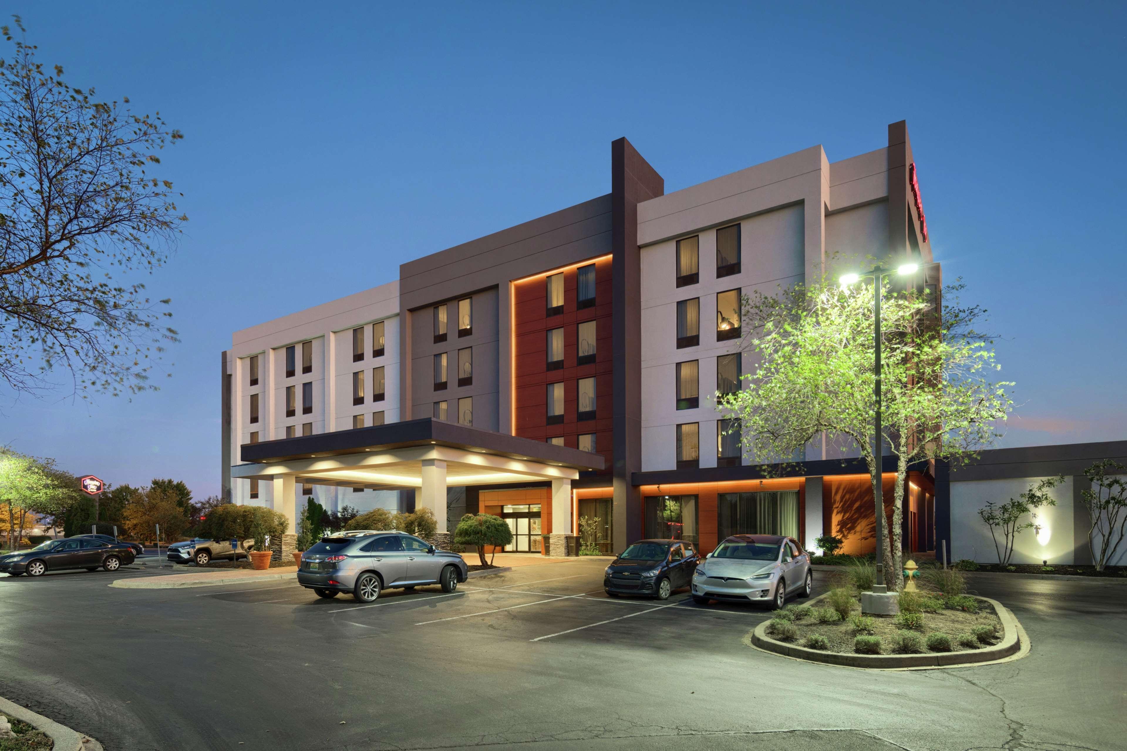 Hampton Inn Louisville Northeast Exteriör bild