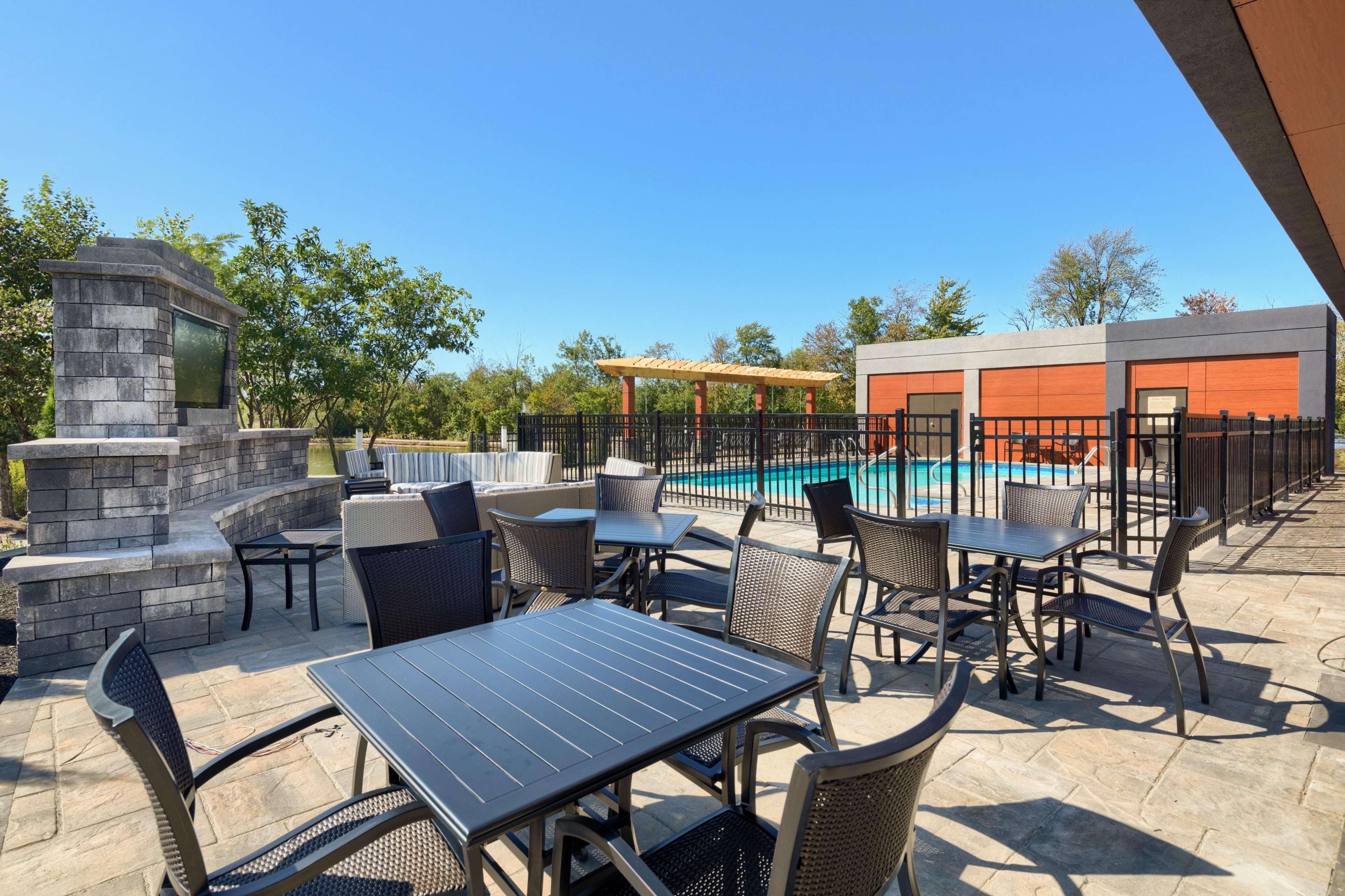 Hampton Inn Louisville Northeast Exteriör bild