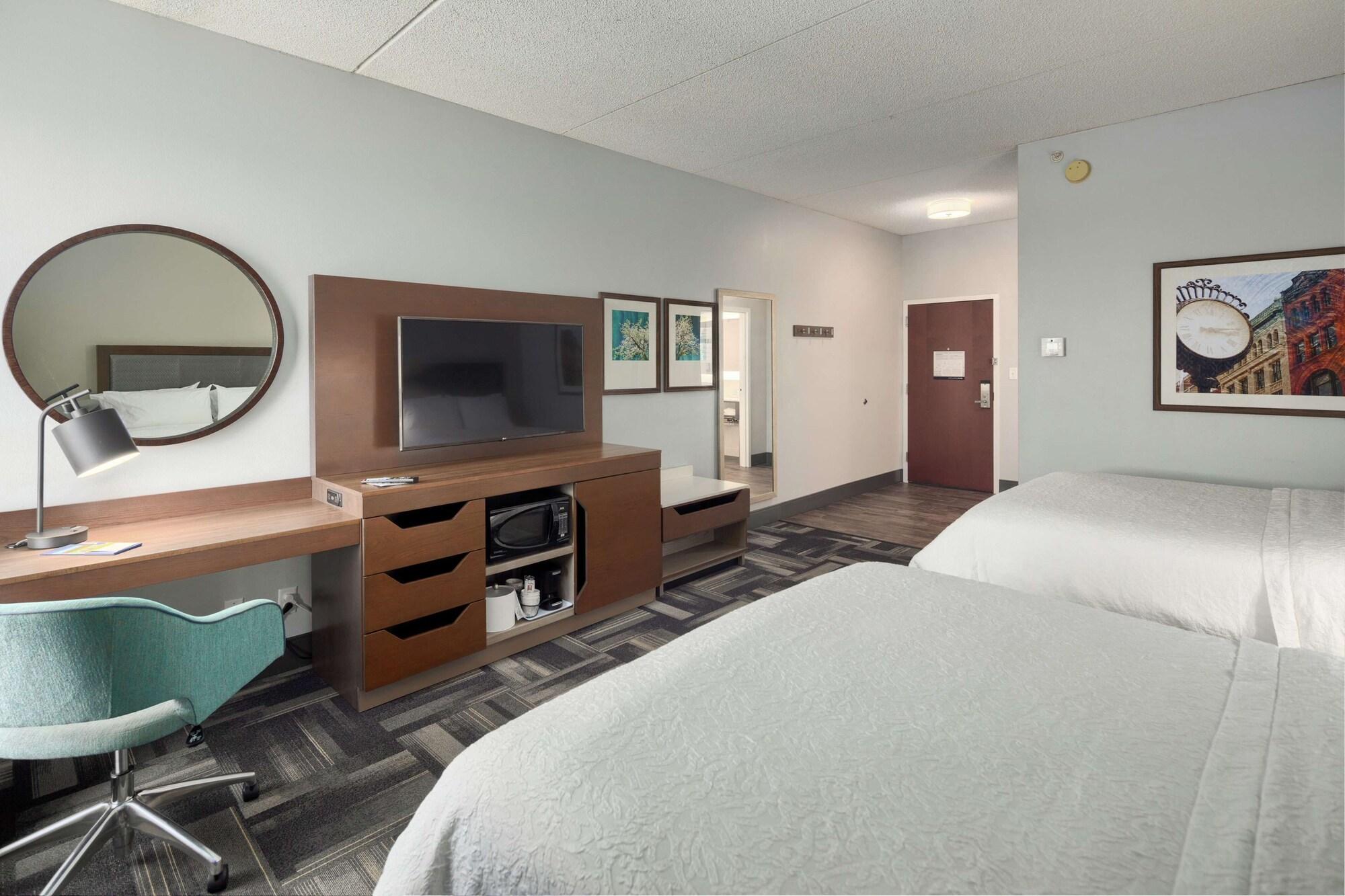 Hampton Inn Louisville Northeast Exteriör bild