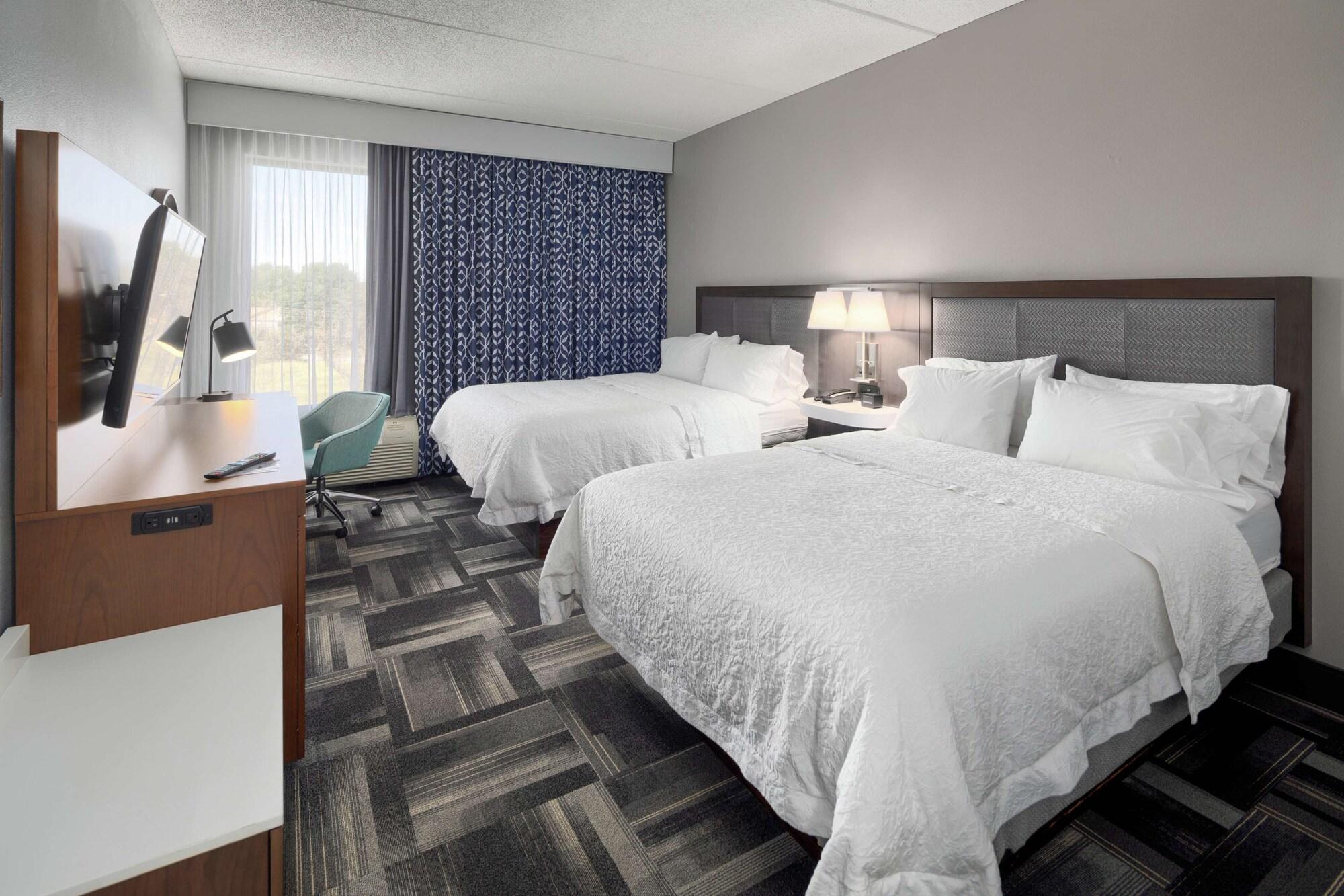 Hampton Inn Louisville Northeast Exteriör bild