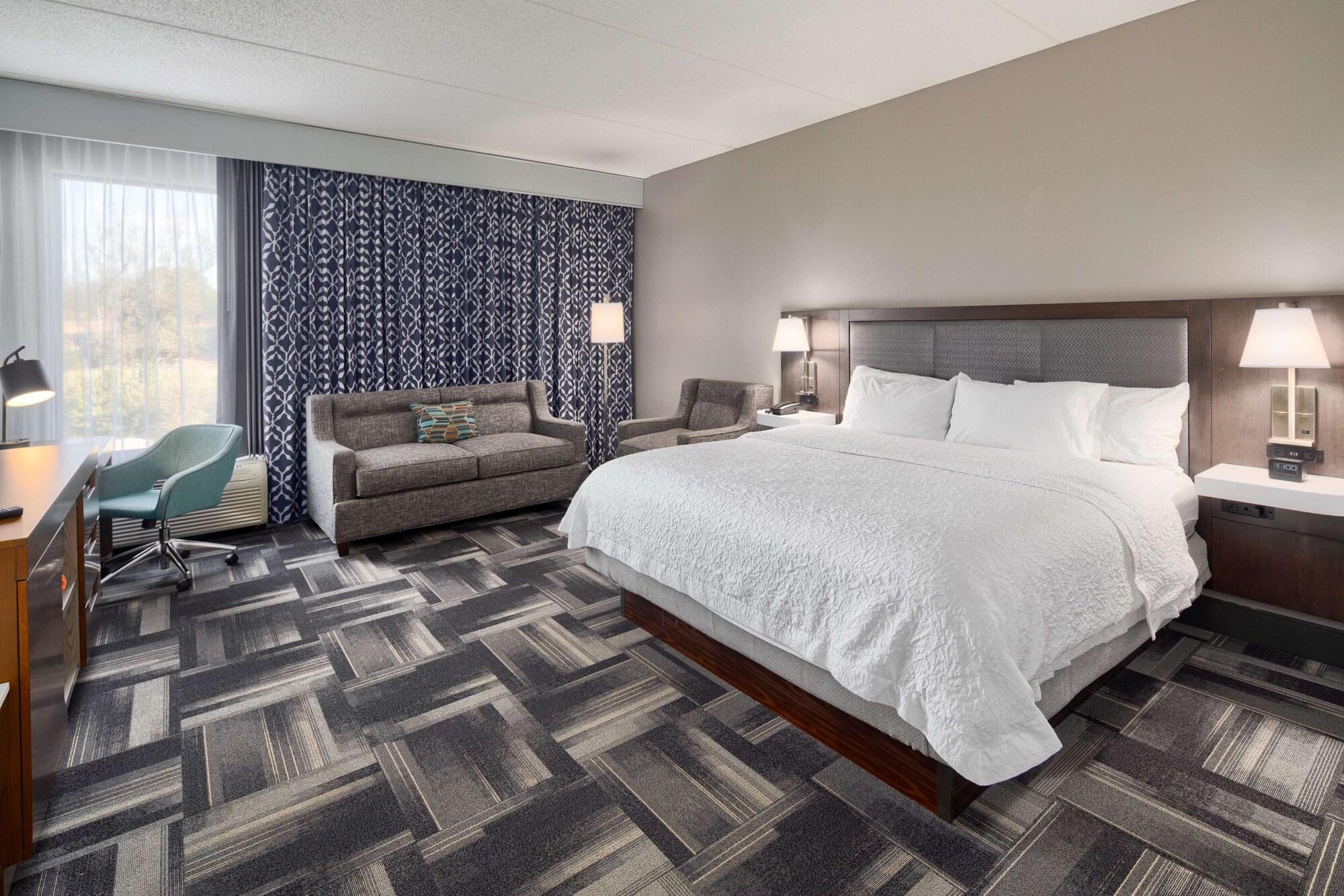 Hampton Inn Louisville Northeast Exteriör bild