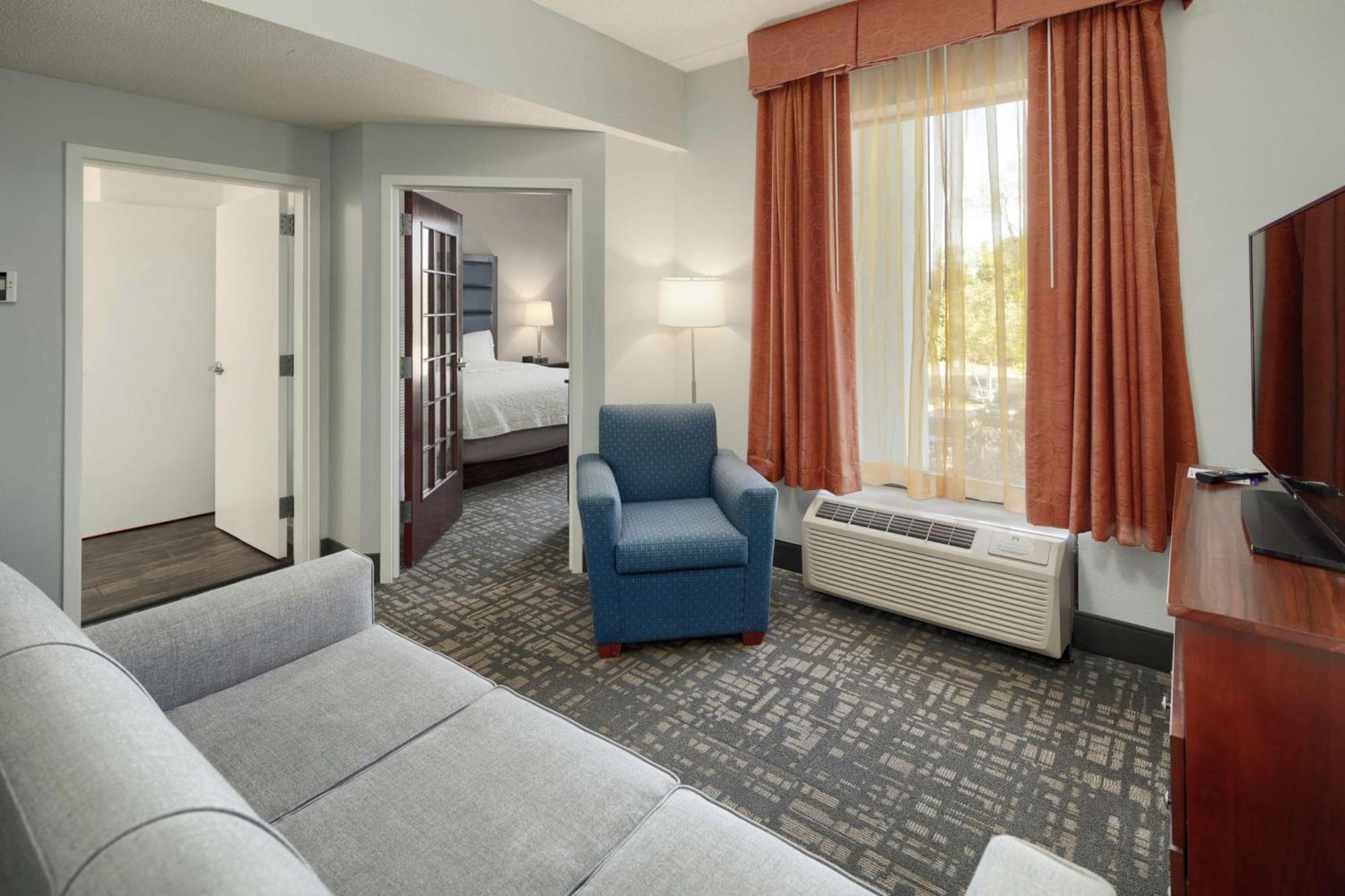 Hampton Inn Louisville Northeast Exteriör bild