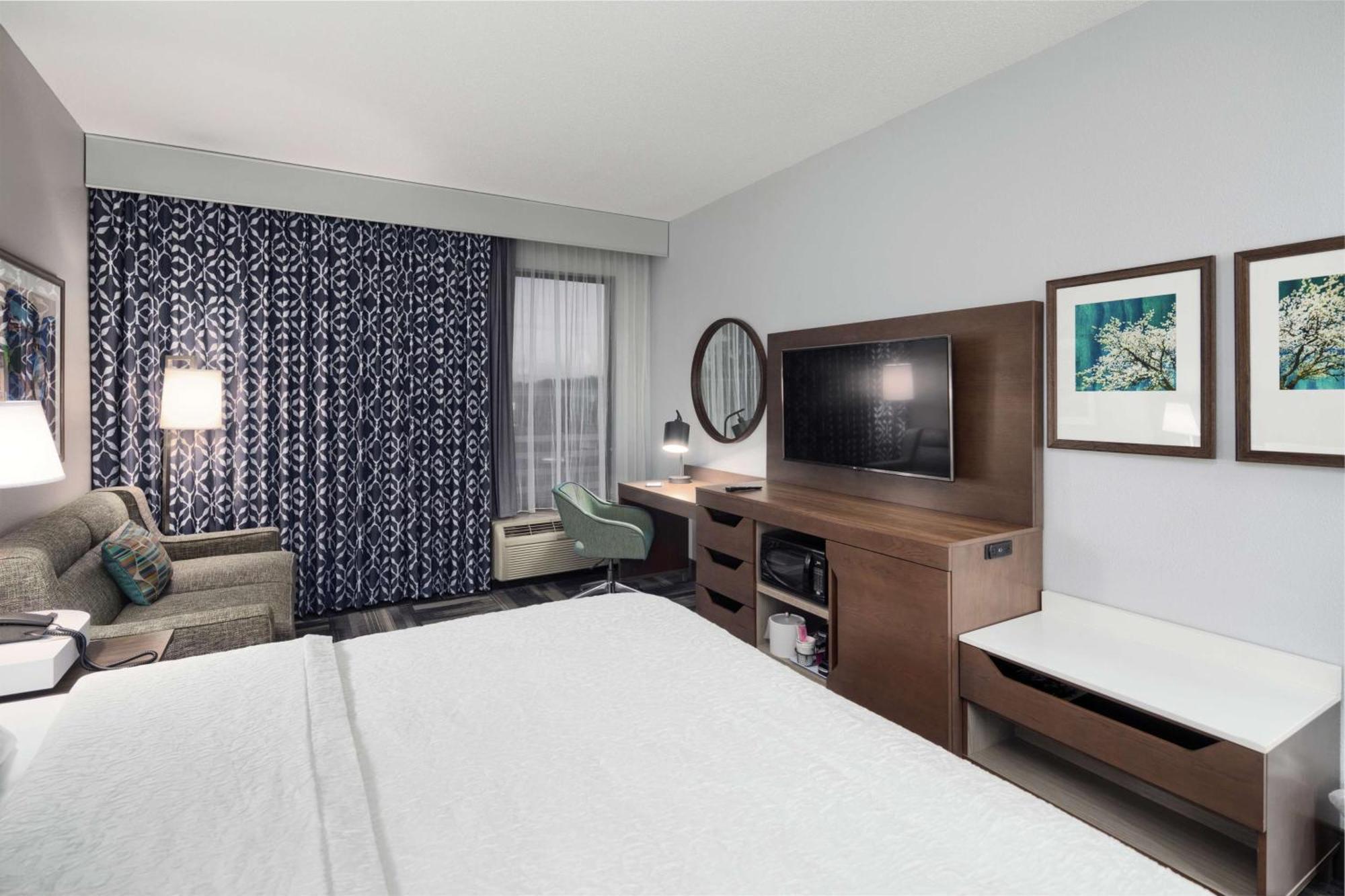 Hampton Inn Louisville Northeast Exteriör bild