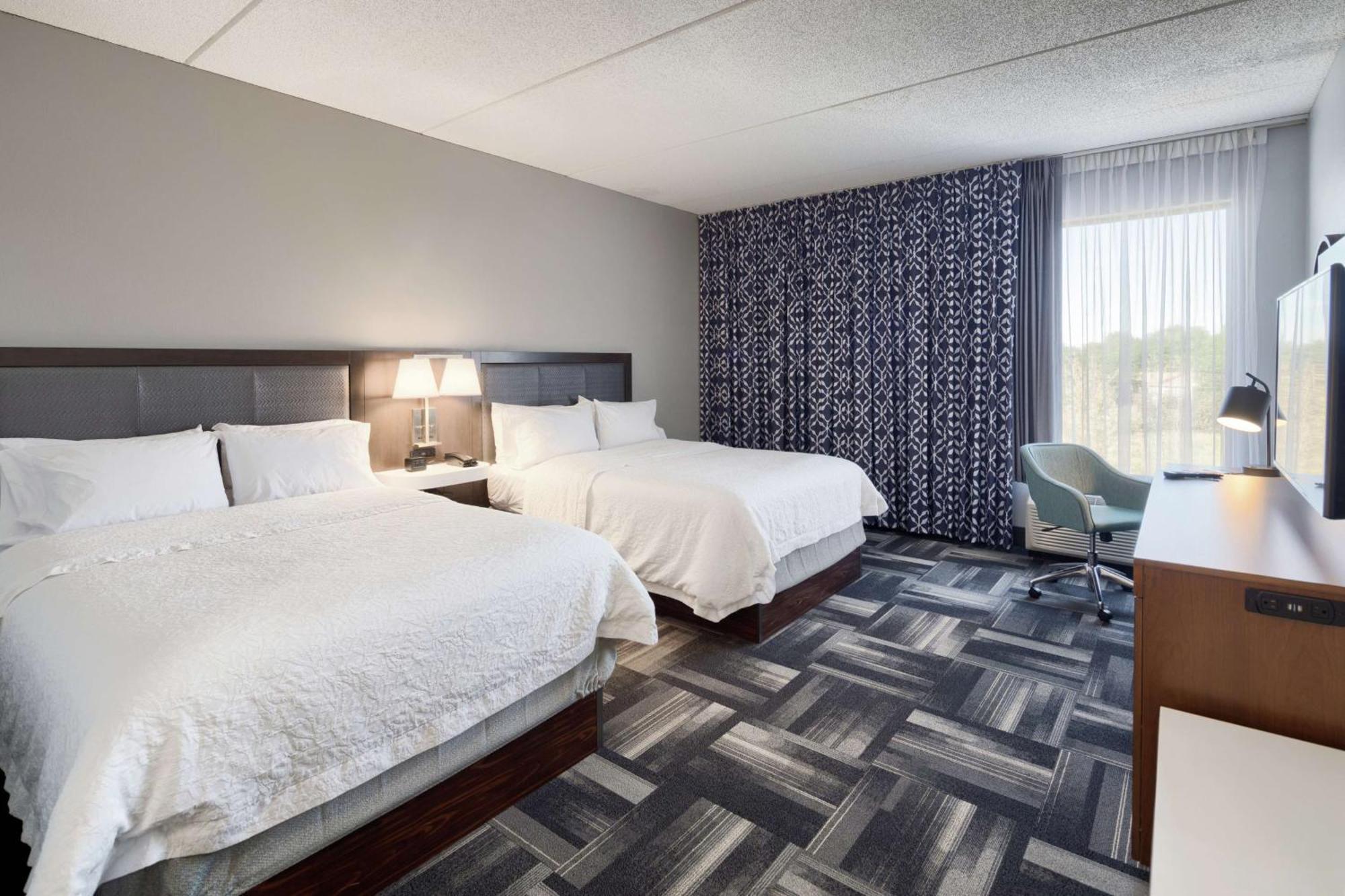 Hampton Inn Louisville Northeast Exteriör bild