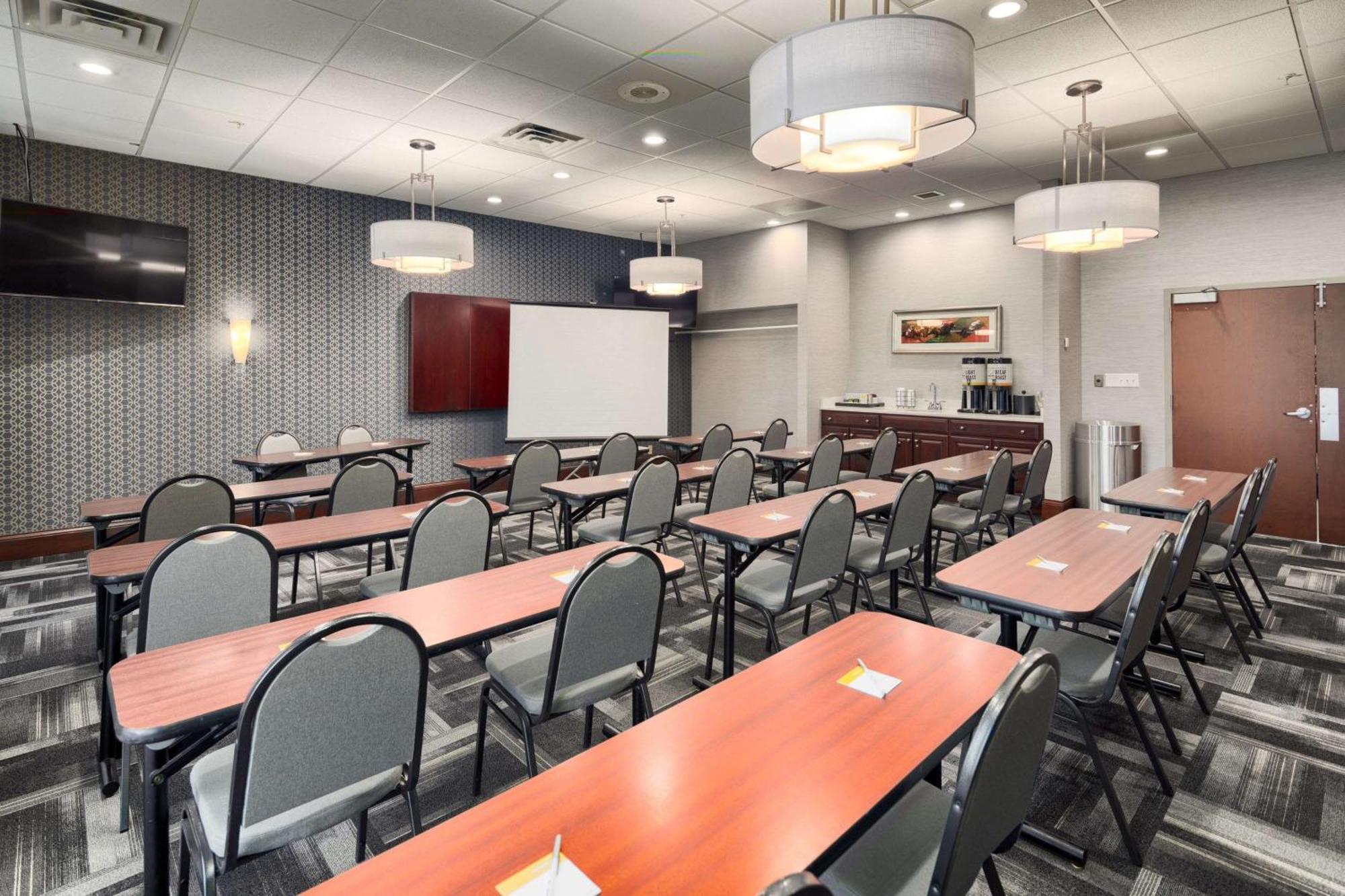 Hampton Inn Louisville Northeast Exteriör bild