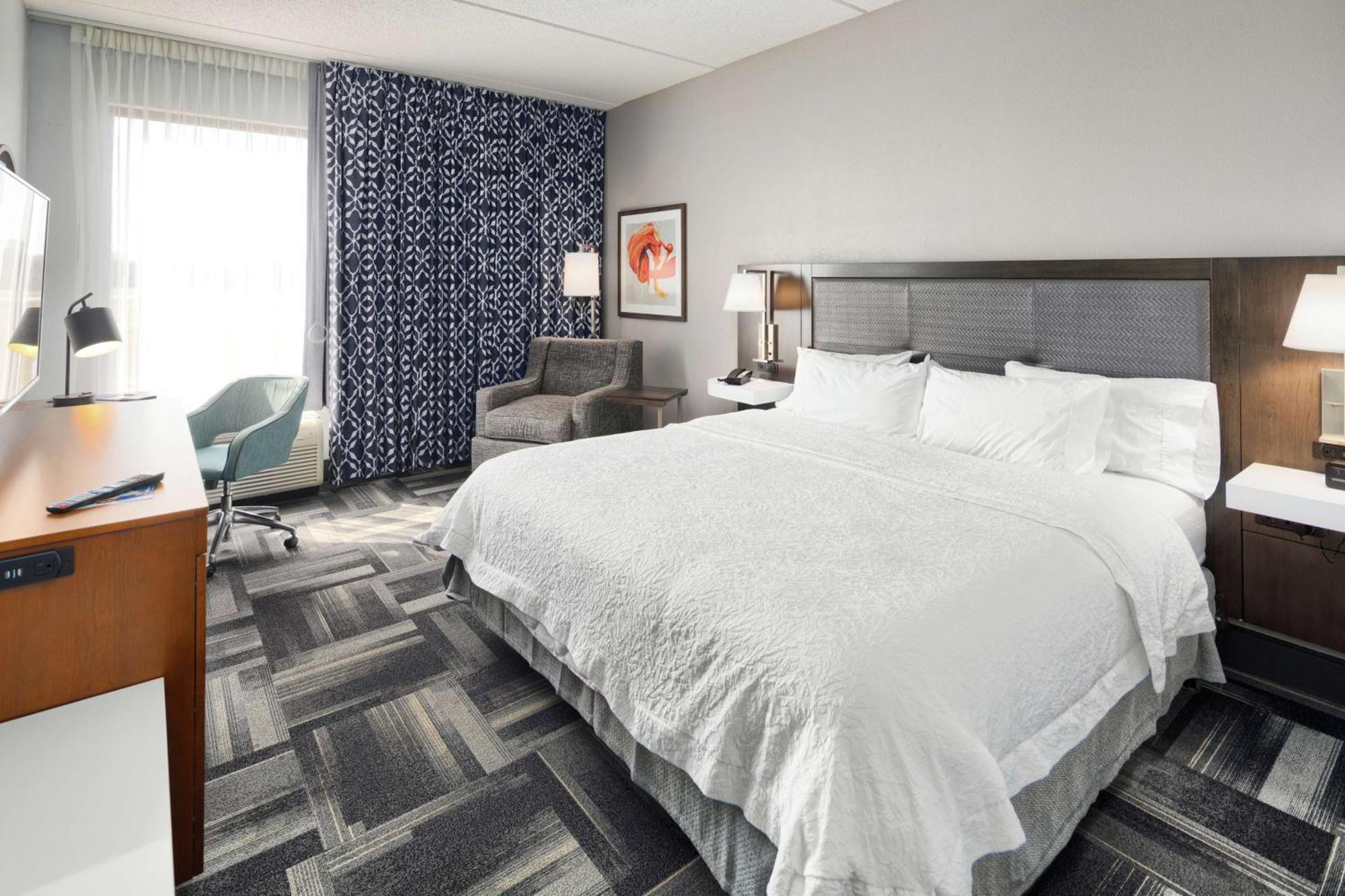 Hampton Inn Louisville Northeast Exteriör bild