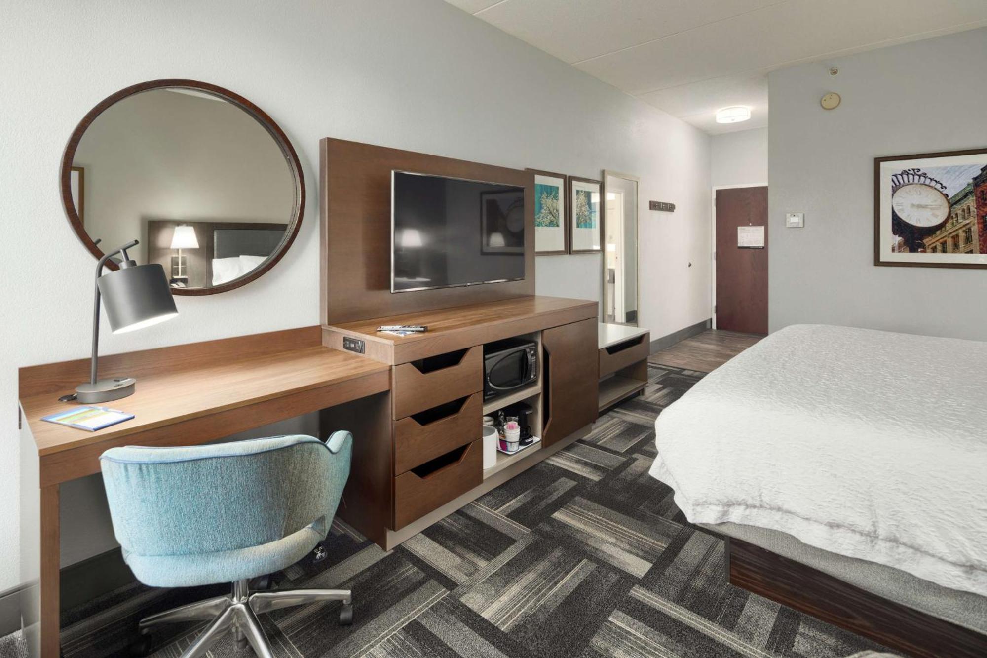 Hampton Inn Louisville Northeast Exteriör bild