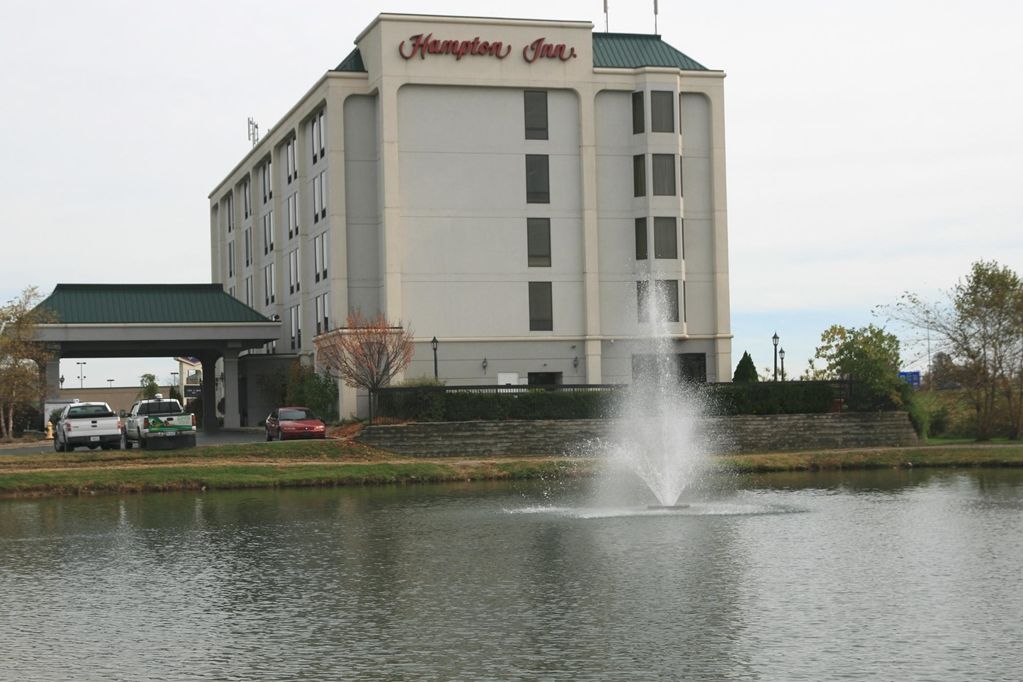 Hampton Inn Louisville Northeast Exteriör bild